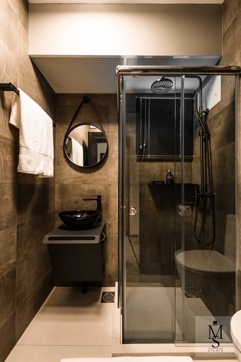 Industrial Bathroom with Homogeneous Tiles and Mirror