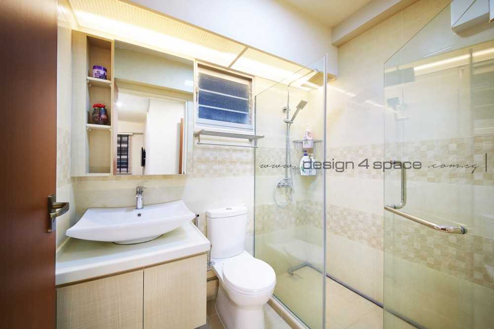 Contemporary Bathroom with Mirror and Bathtub