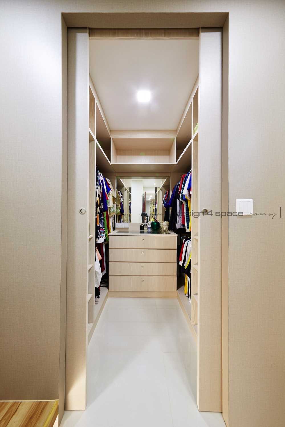 Contemporary Walk-in Wardrobe with Mirror and Wardrobe