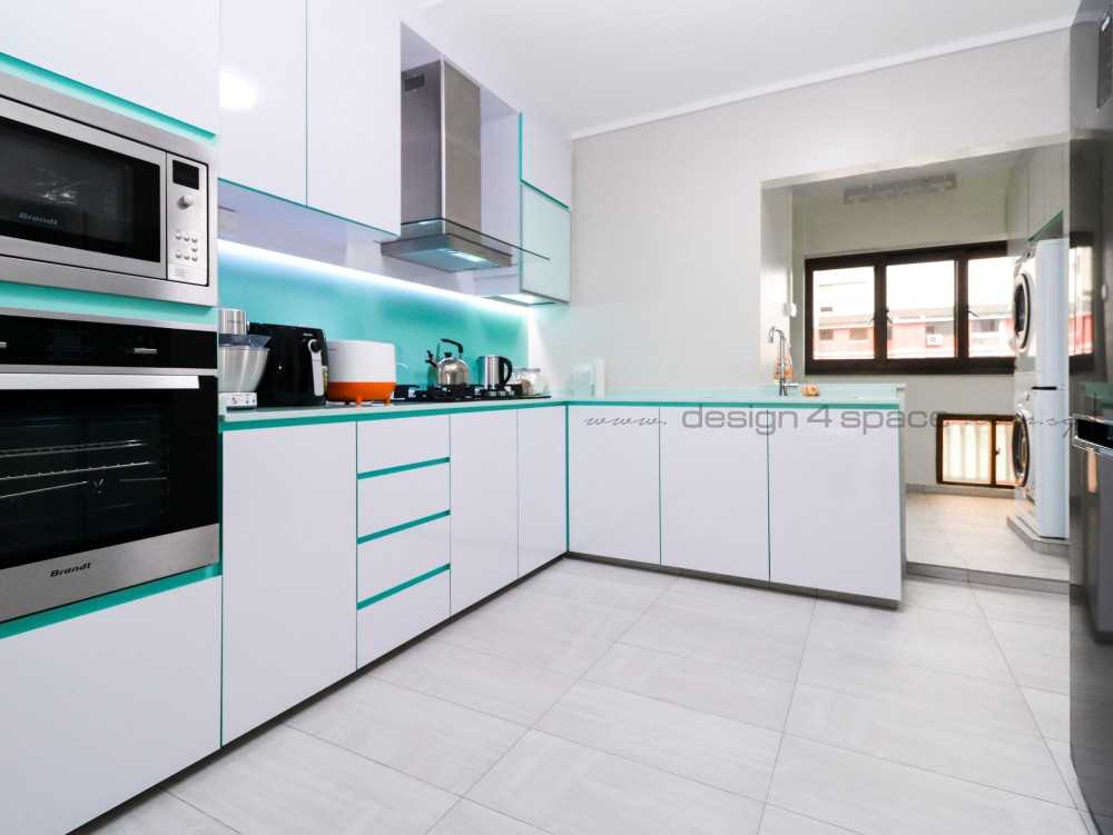 Minimalist Kitchen with Vinyl Flooring and Homogeneous Tiles