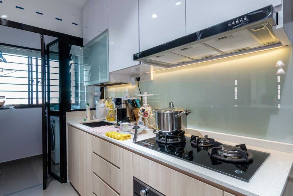 Contemporary Kitchen with Countertop and Homogeneous Tiles