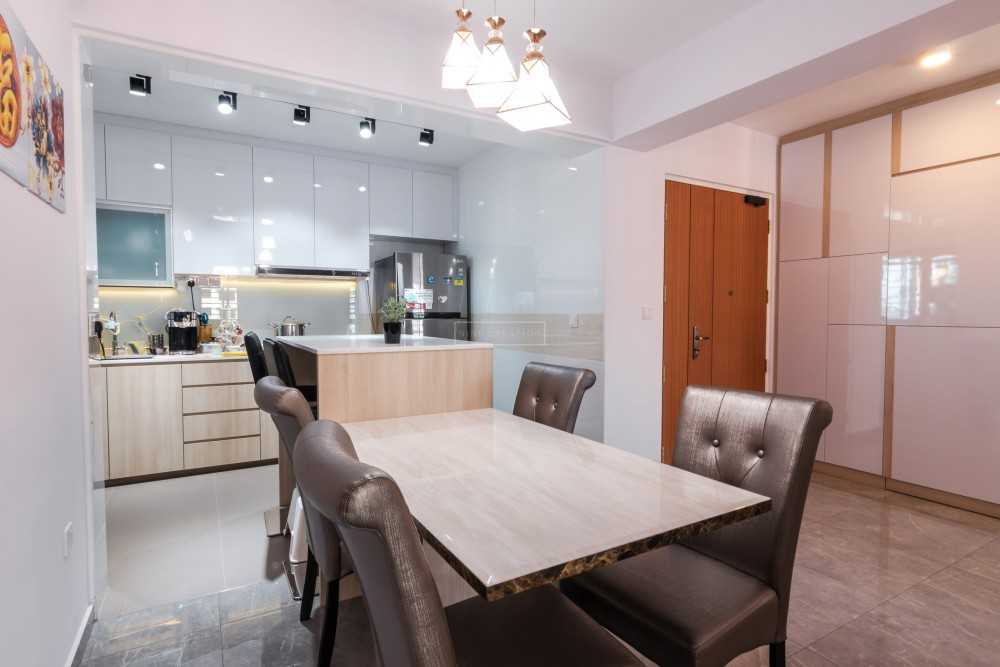 Contemporary Dining Room with Dining Table and Dining Chairs