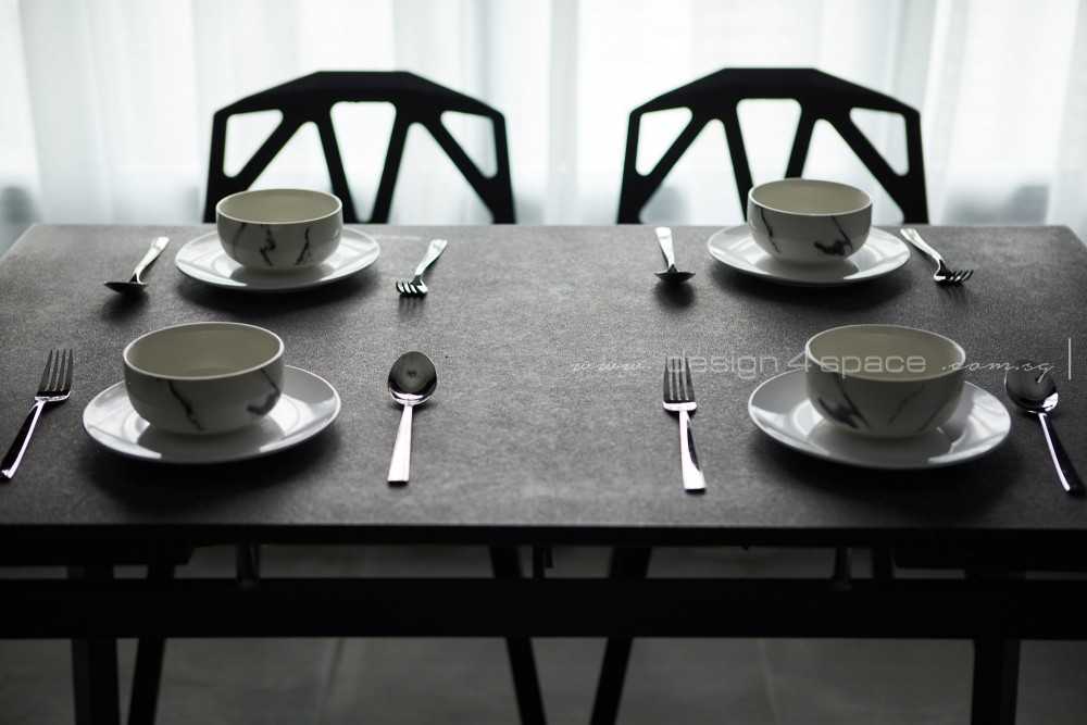Contemporary Dining Room with Dining Table and Dining Chairs