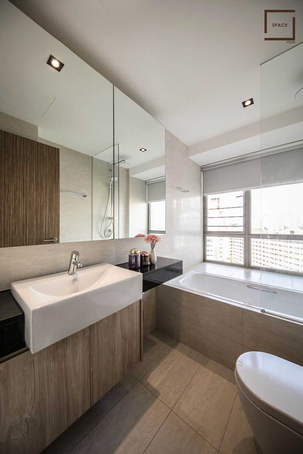 Contemporary Bathroom with Mirror and Bathtub
