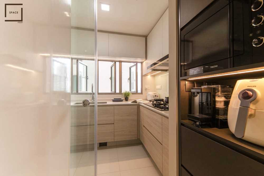 Contemporary Kitchen with Homogeneous Tiles and Cupboard