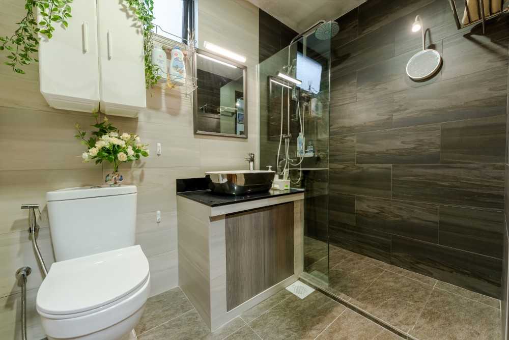Contemporary Bathroom with Countertop and Homogeneous Tiles