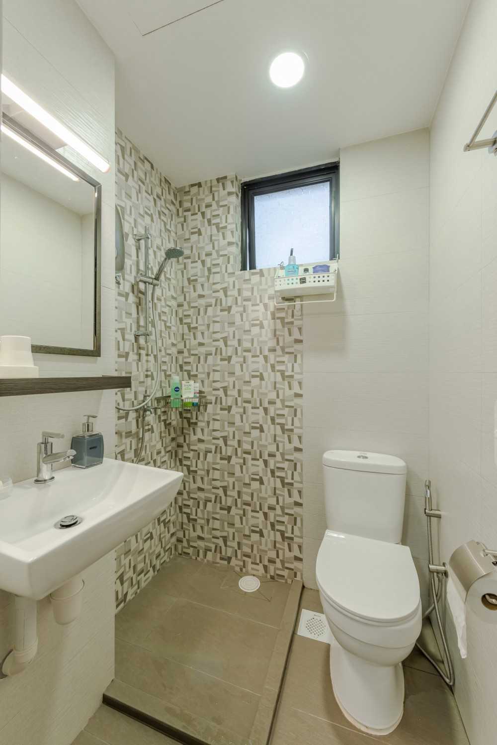Contemporary Bathroom with Homogeneous Tiles and Mirror