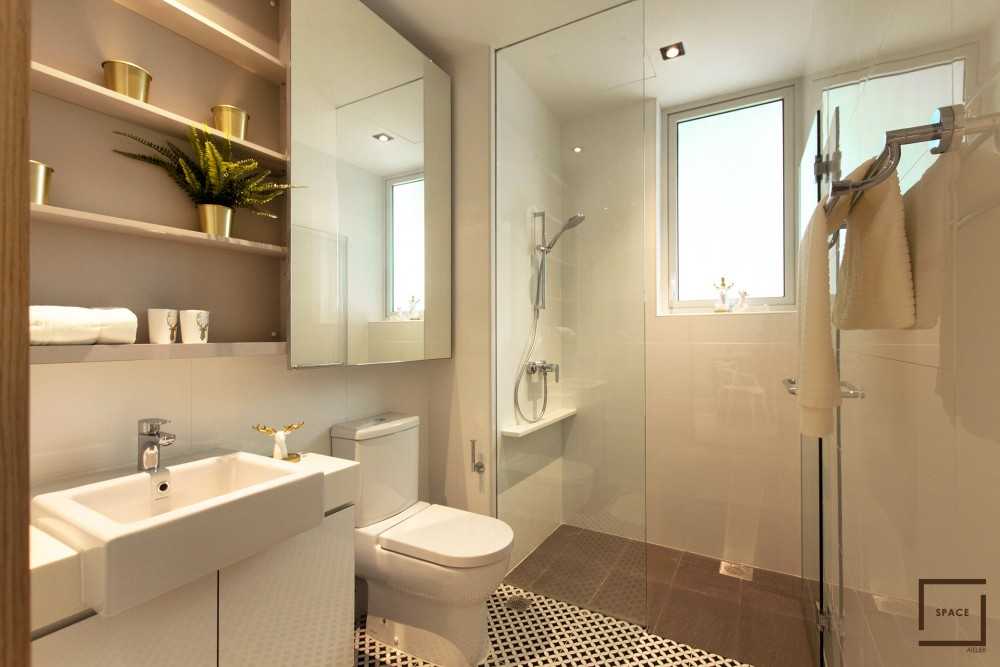 Contemporary Bathroom with Mirror and Bathroom Storage