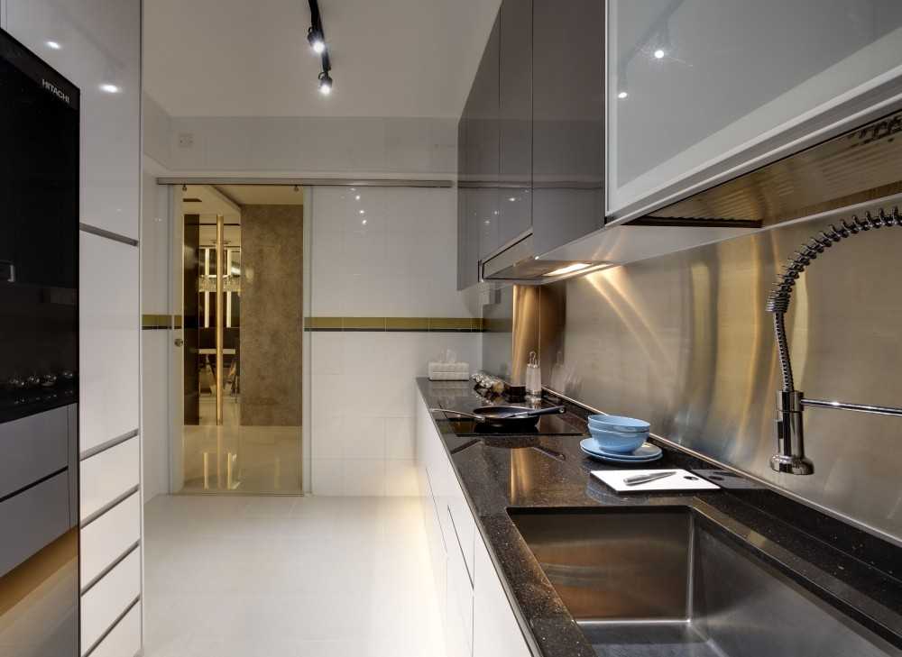 Contemporary Kitchen with Homogeneous Tiles and Kitchen Backsplash