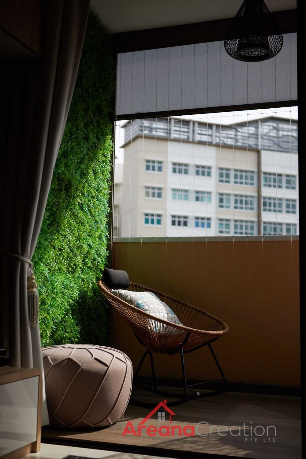 Modern Courtyard with Homogeneous Tiles and Parquet Floor