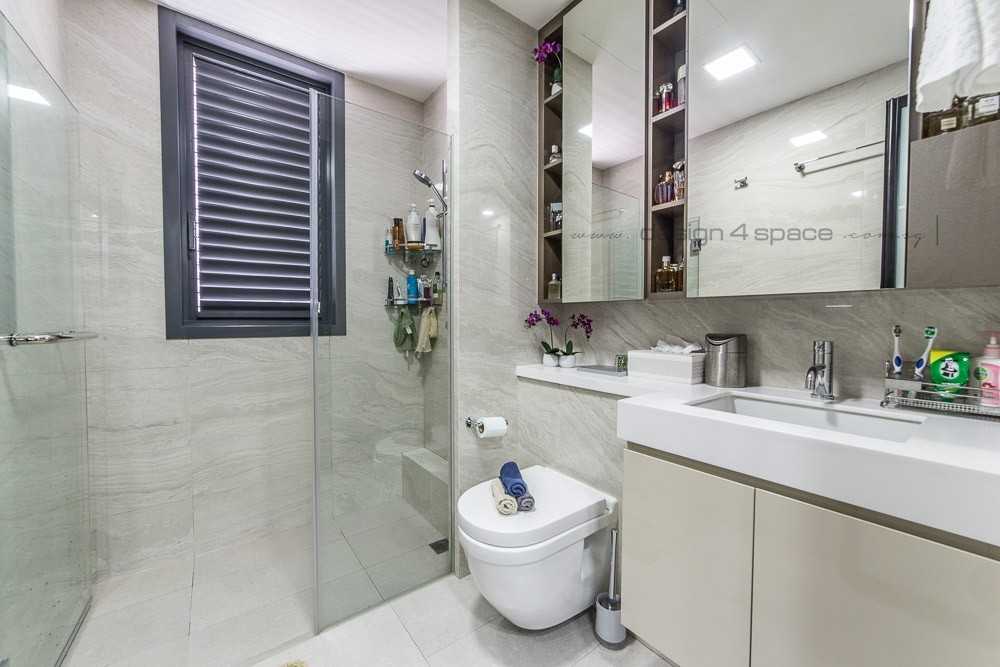 Contemporary Bathroom with Homogeneous Tiles and Herringbone Tiling