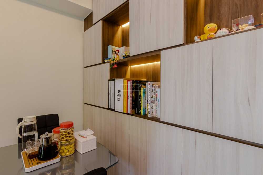 Scandinavian Dining Room with Cove Lighting and Dining Table