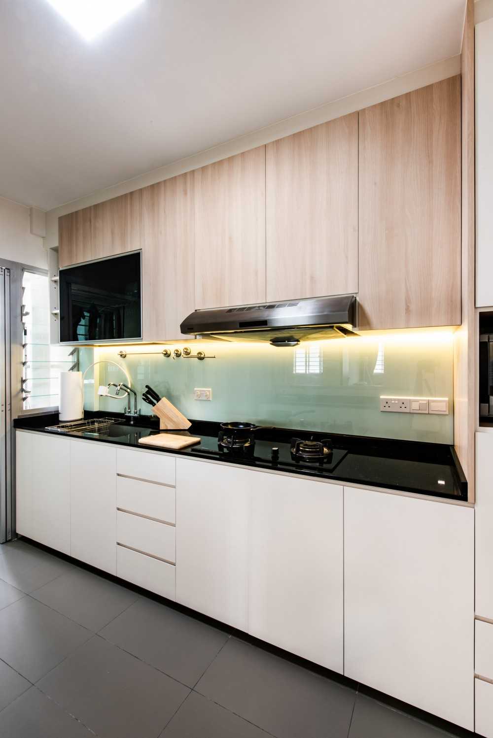 Contemporary Kitchen with Countertop and Kitchen Backsplash