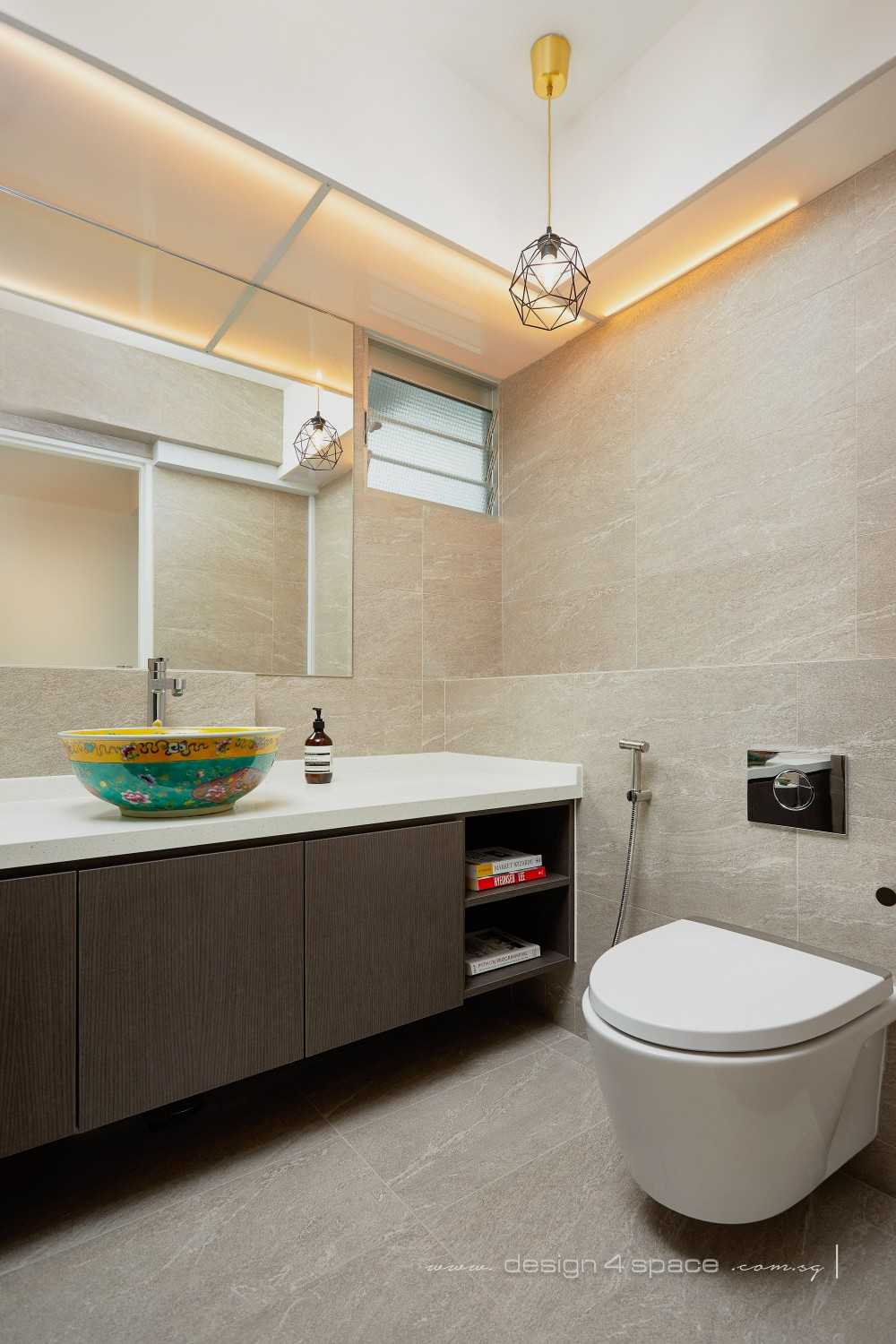 Modern Bathroom with Mirror and Bathtub