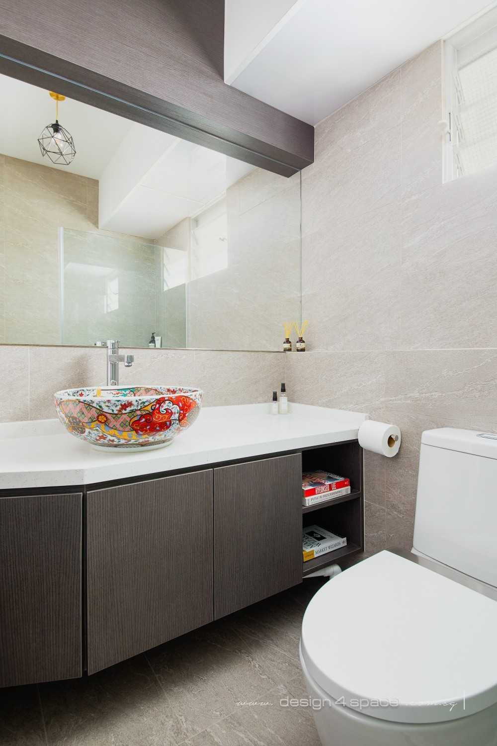 Modern Bathroom with Bathtub and Shower Screen