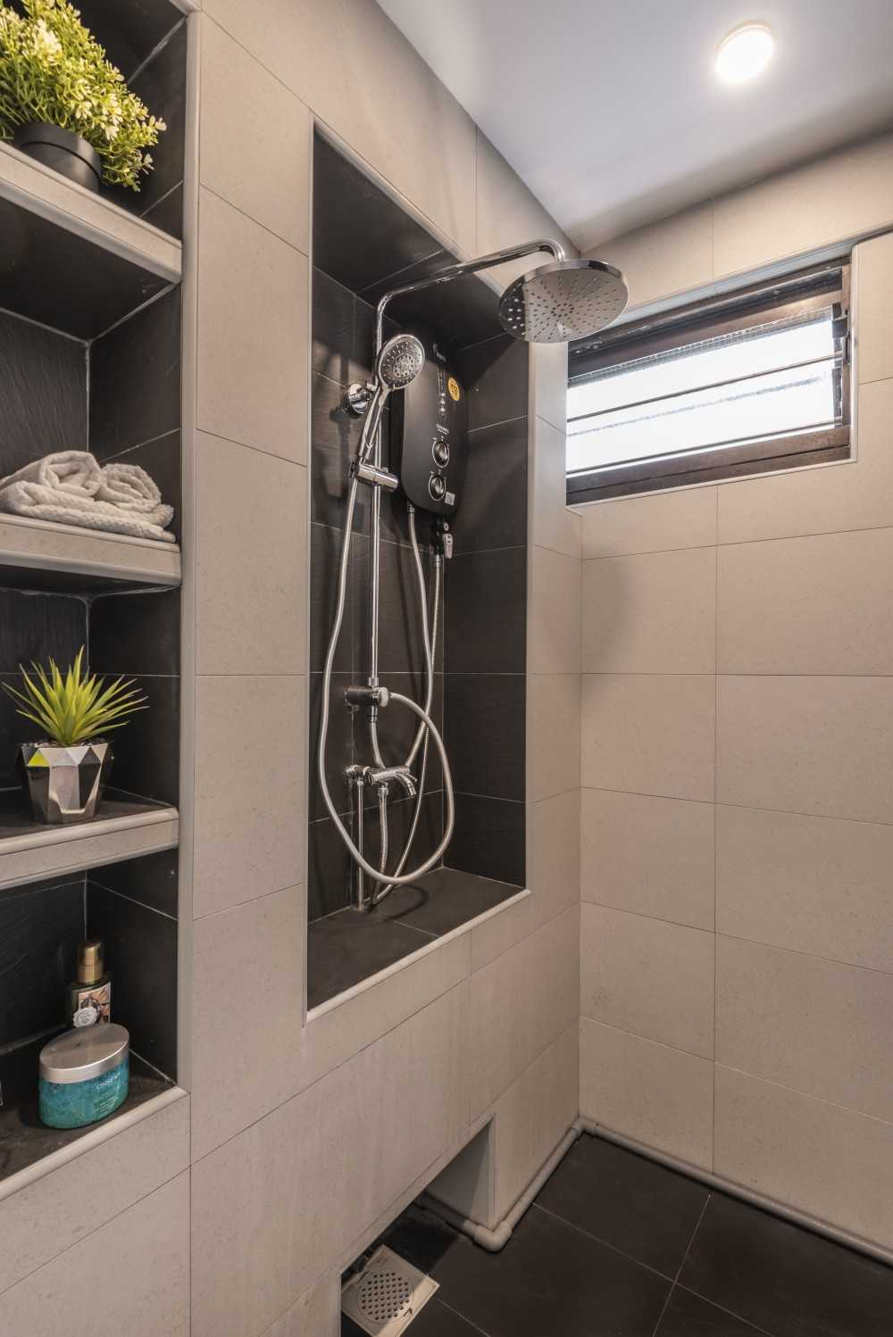 Contemporary Bathroom with Homogeneous Tiles and Rainshower