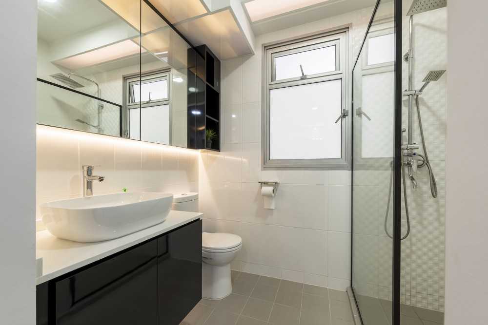 Modern Bathroom with Countertop and Homogeneous Tiles