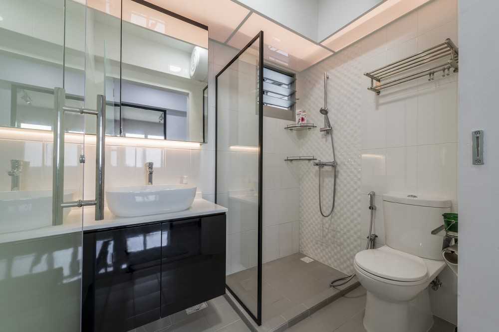 Modern Bathroom with Countertop and Shower Screen