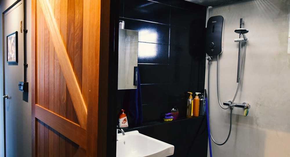 Transitional Bathroom with Homogeneous Tiles and Mirror