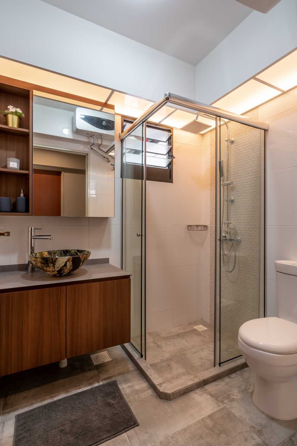 Country Bathroom with Homogeneous Tiles and Mirror