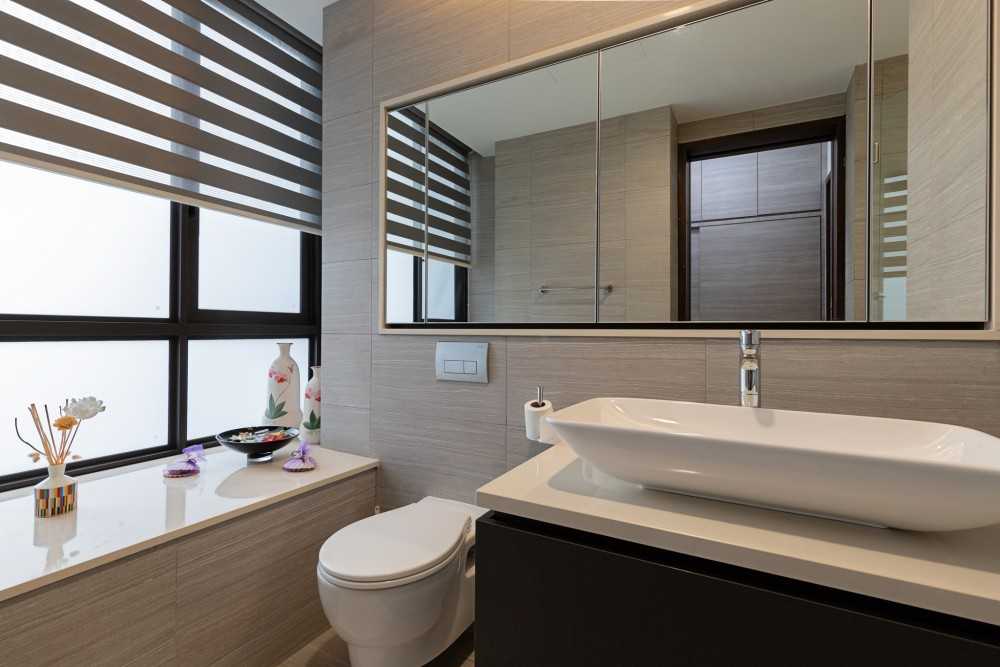 Contemporary Bathroom with Countertop and Wash Basins
