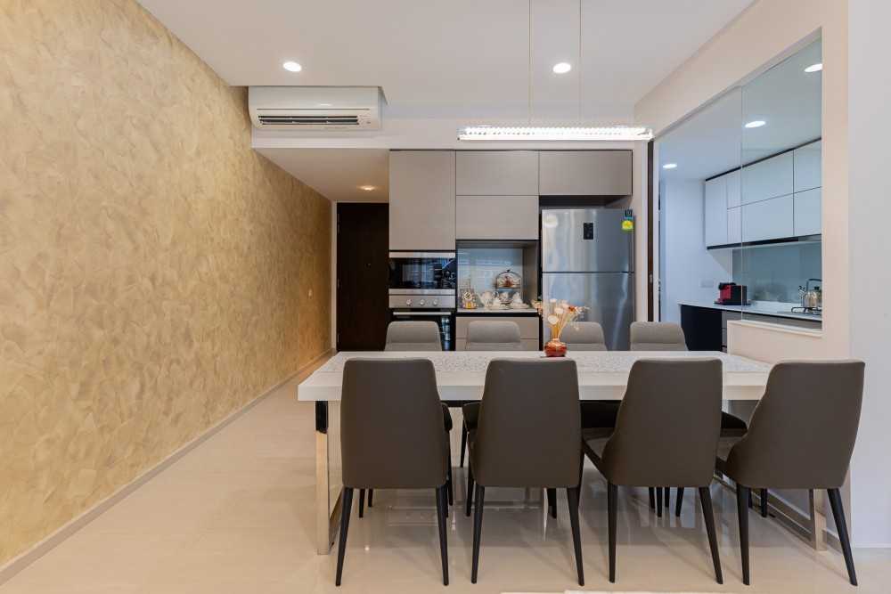 Contemporary Dining Room with Dining Table and Dining Chairs