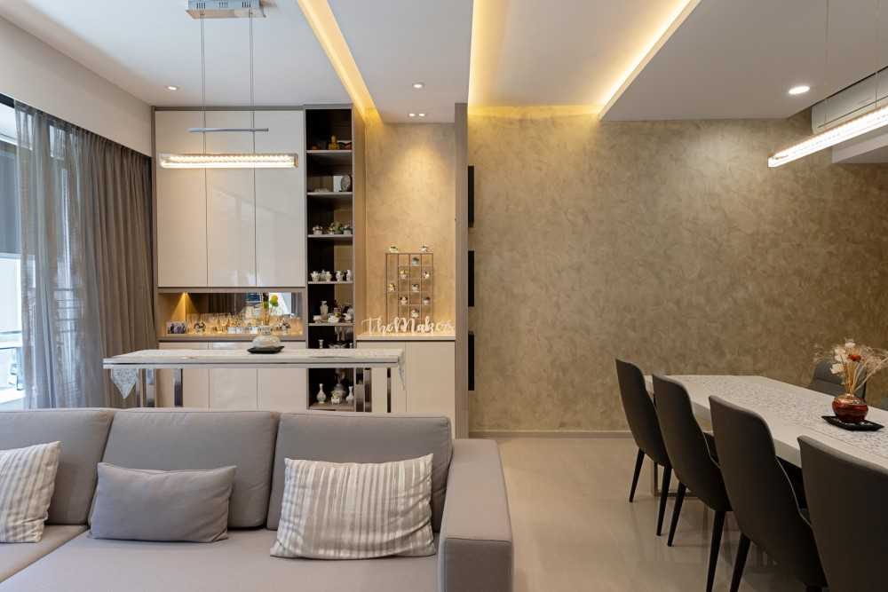 Contemporary Dining Room with Dining Table and Dining Chairs