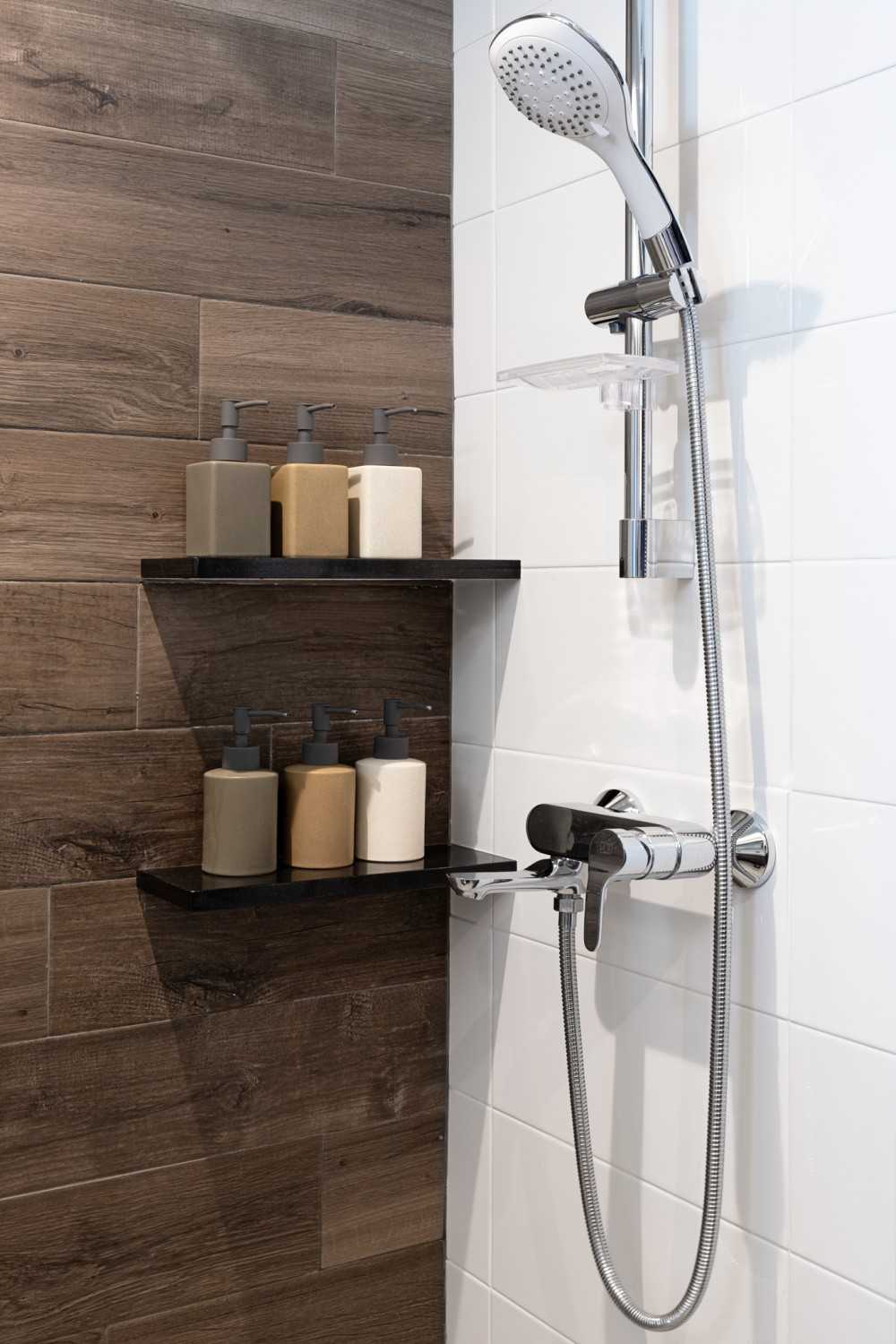 Modern Bathroom with Homogeneous Tiles and Bathroom Lighting