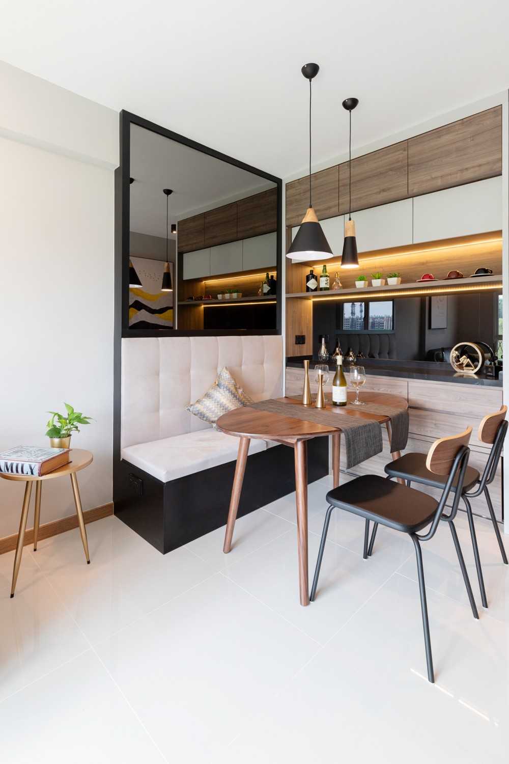 Modern Dining Room with Dining Table and Dining Chairs