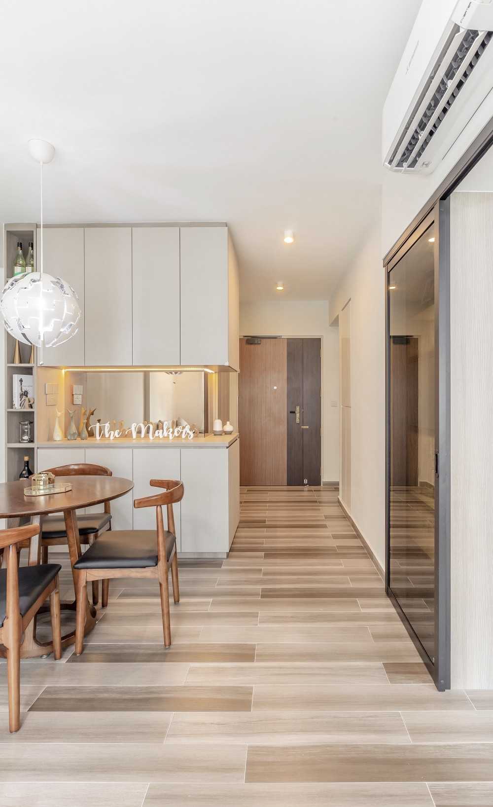 Contemporary Dining Room with Dining Table and Dining Chairs