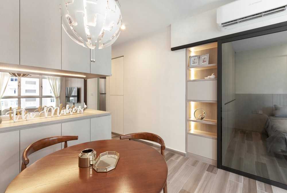 Contemporary Dining Room with Dining Table and Dining Chairs