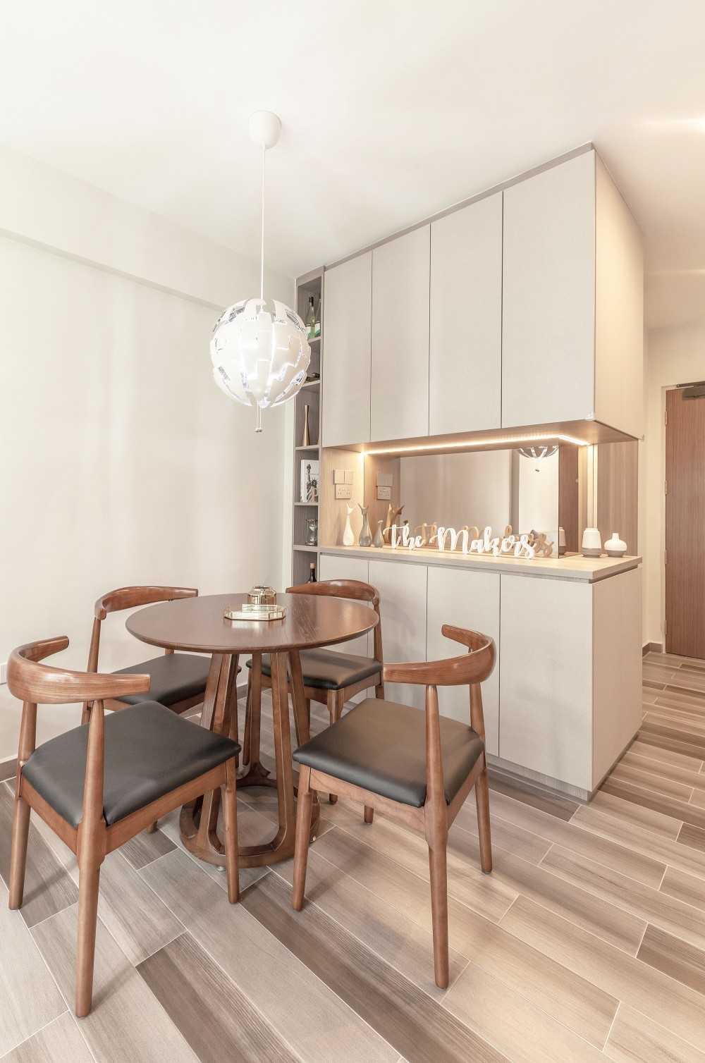 Contemporary Dining Room with Dining Table and Dining Chairs