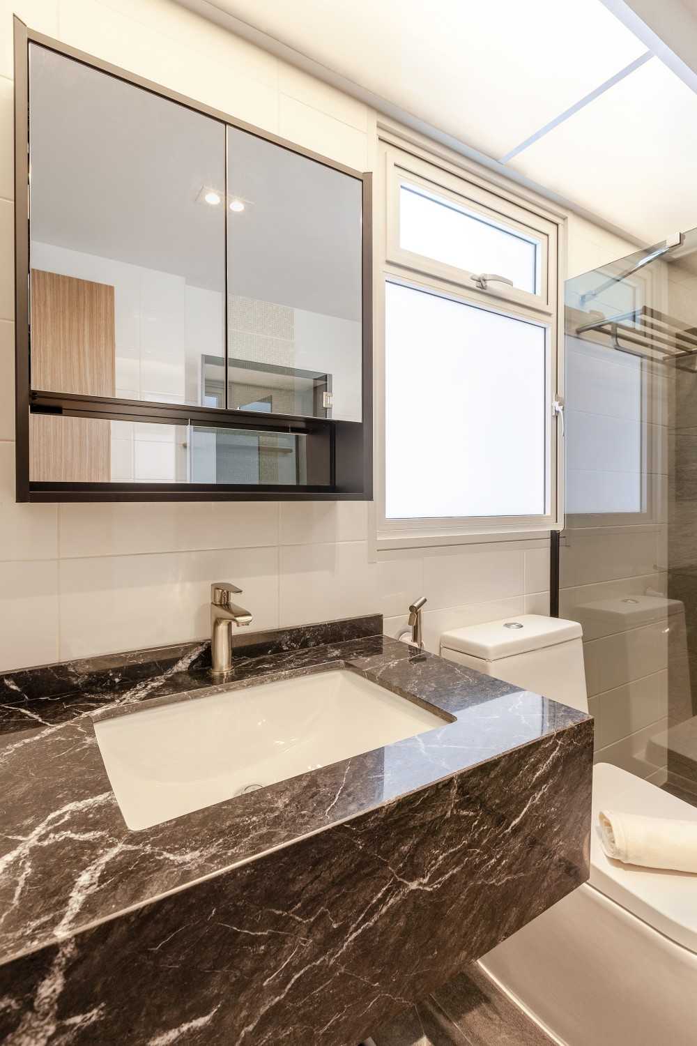Contemporary Bathroom with Bathroom Storage and Toilet Bowl