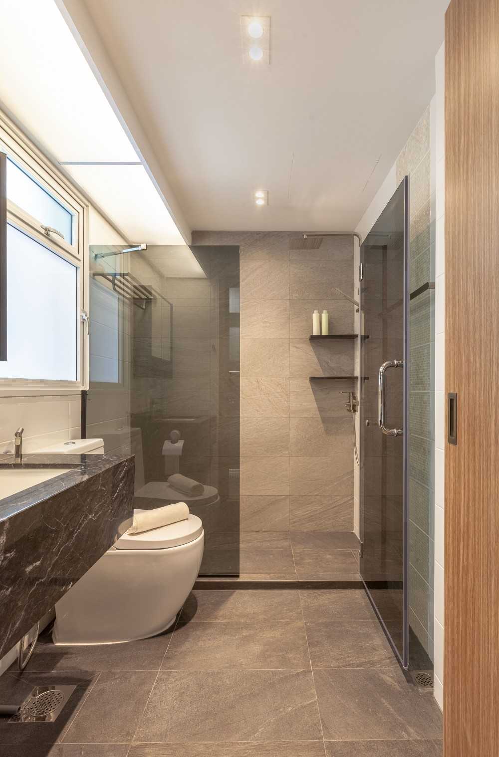 Contemporary Bathroom with Shower Screen and Toilet Bowl