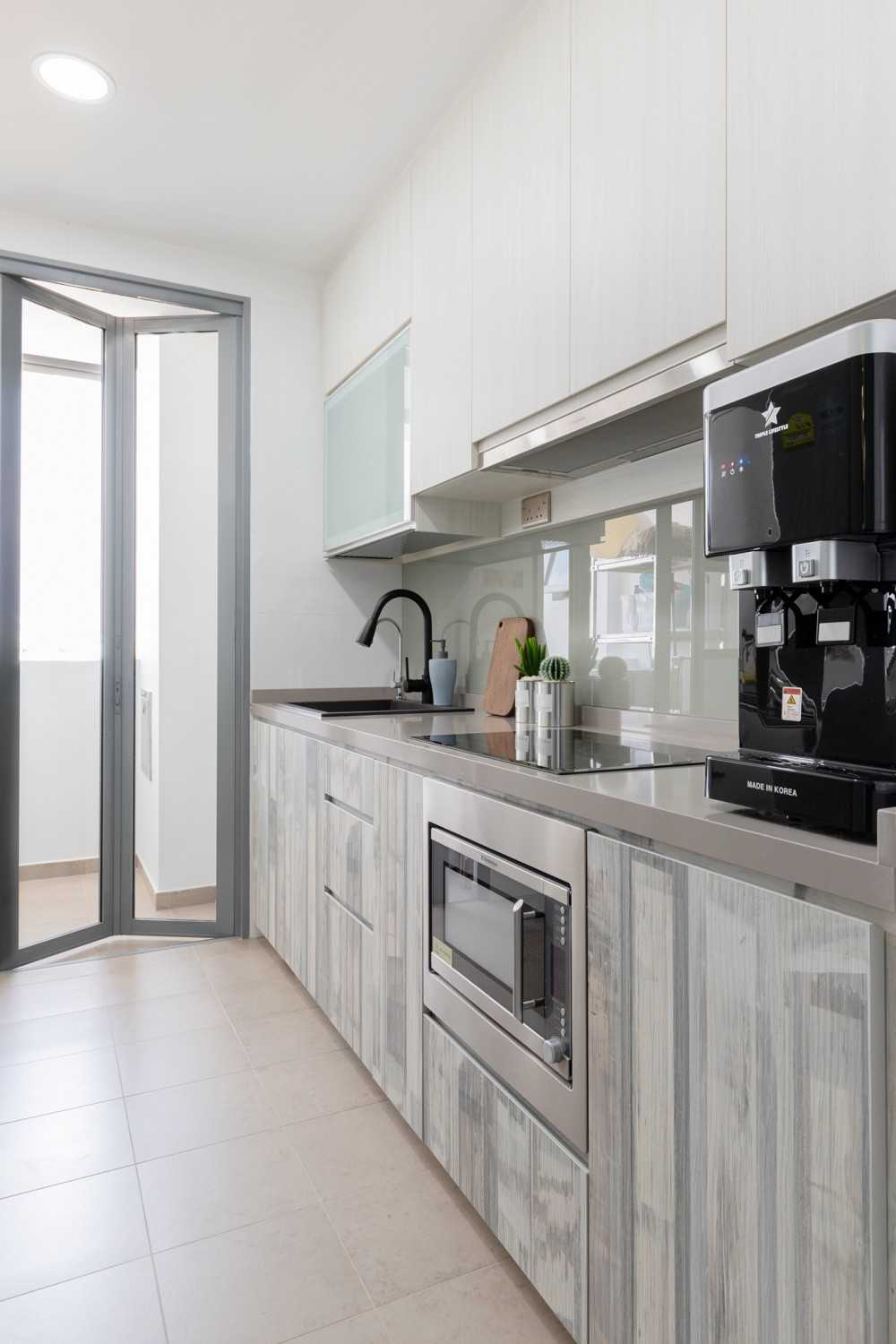 Minimalist Kitchen with Kitchen Backsplash and Kitchen Cabinets
