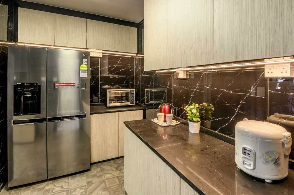 Contemporary Kitchen with Homogeneous Tiles and Kitchen Backsplash