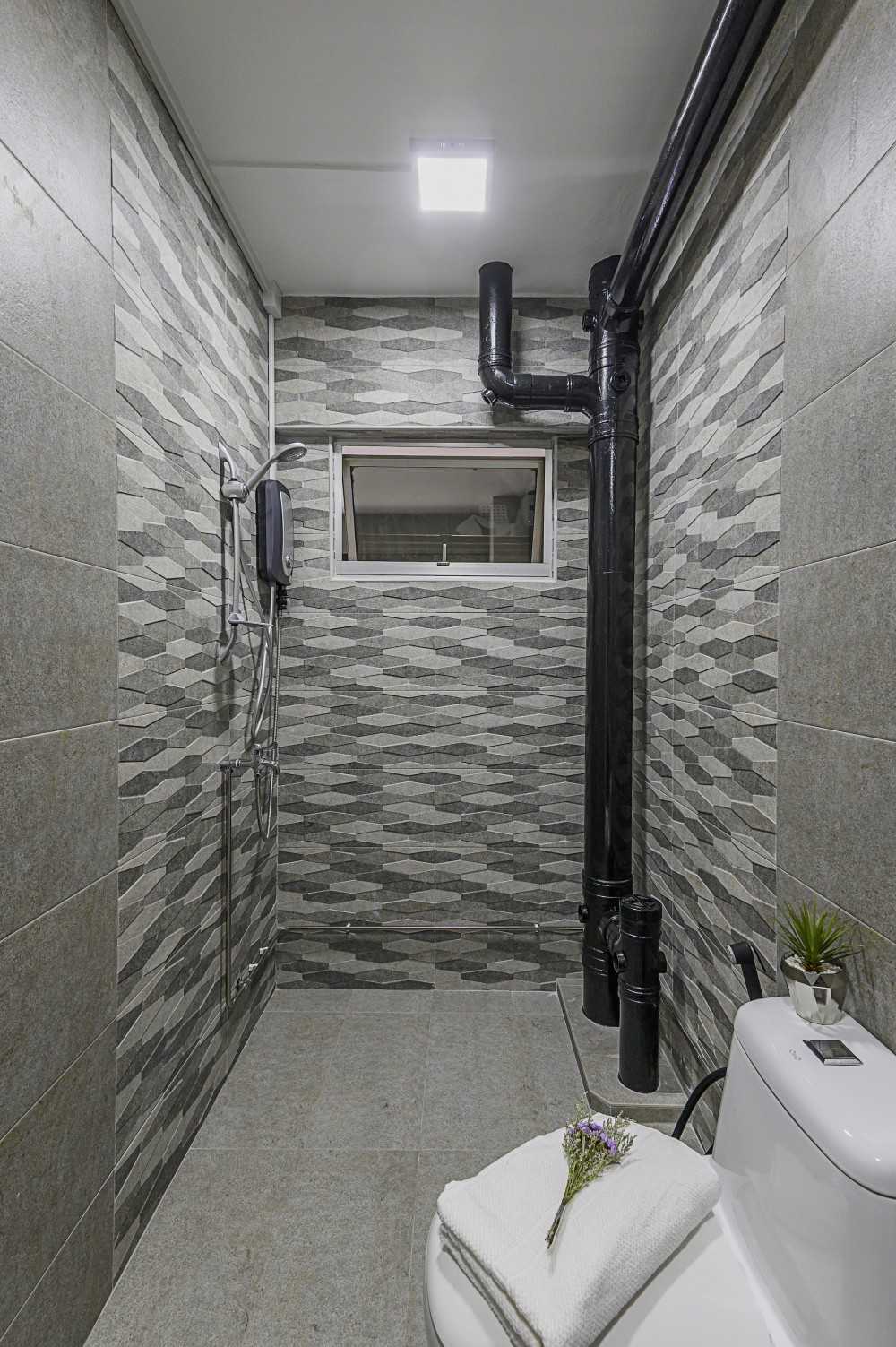 Contemporary Bathroom with Homogeneous Tiles and Bathroom Accessories