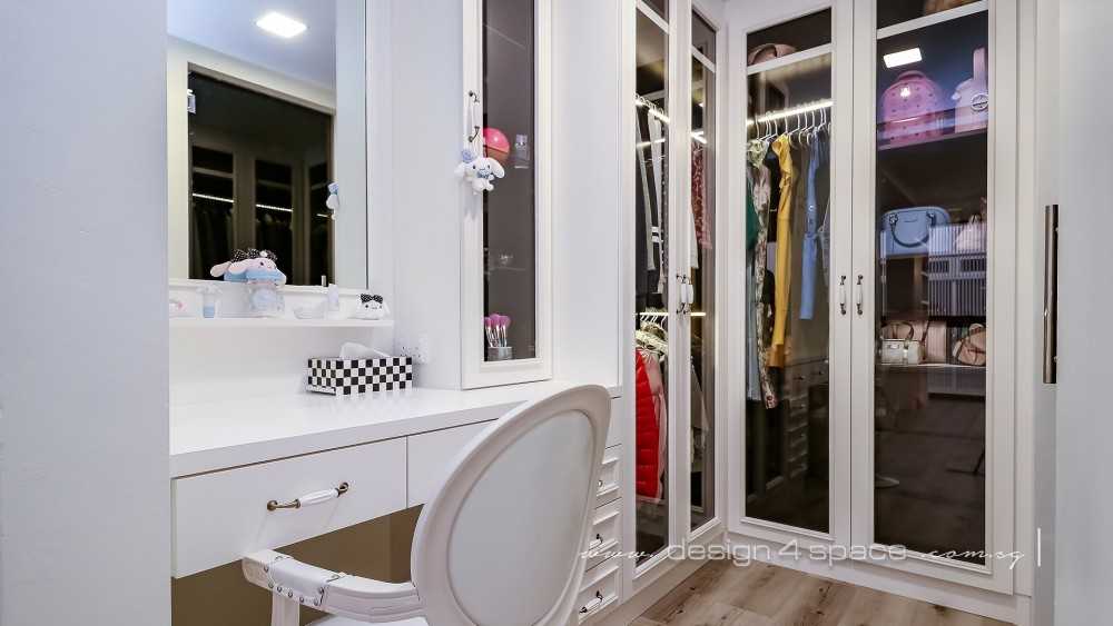 Modern Walk-in Wardrobe with Mirror and Small Storage