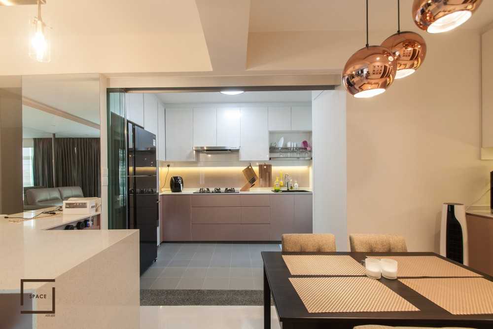 Modern Dining Room with Drop Ceiling and Dining Table
