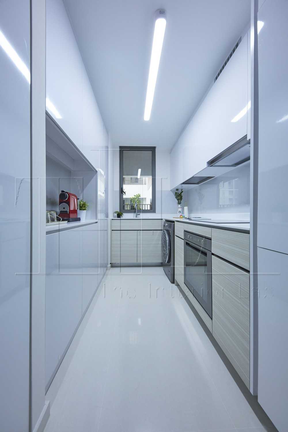Modern Kitchen with Countertop and Homogeneous Tiles