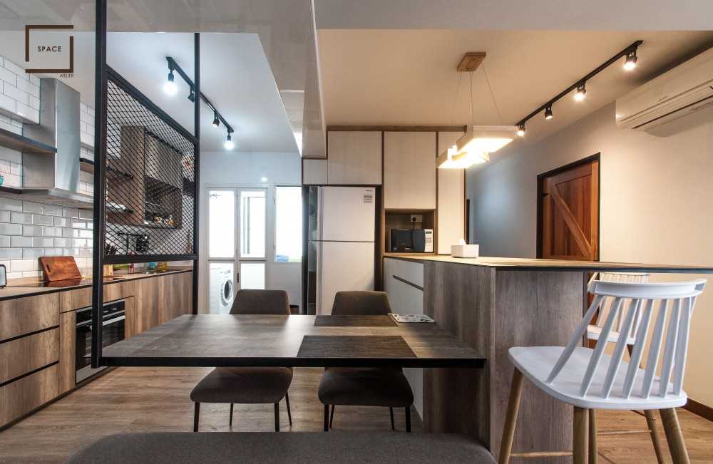 Contemporary Kitchen with Vinyl Flooring and Kitchen Accessories