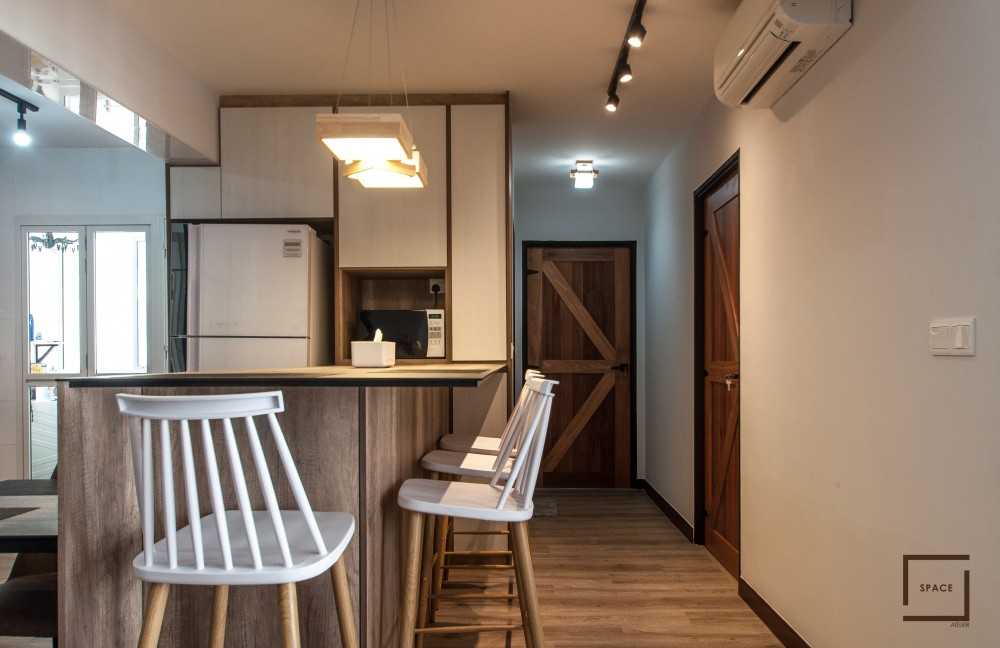 Contemporary Kitchen with Kitchen Accessories and Oven
