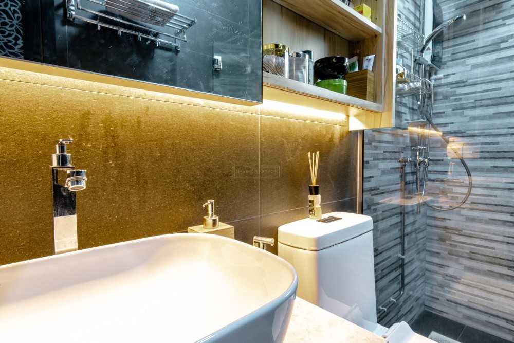 Asian Bathroom with Homogeneous Tiles and Mirror