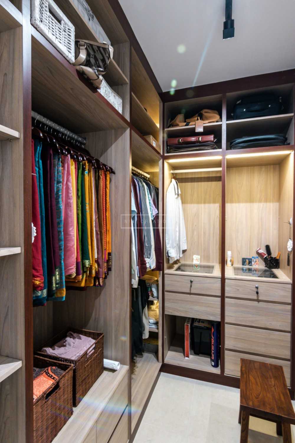 Asian Walk-in Wardrobe with Mirror and Wardrobe