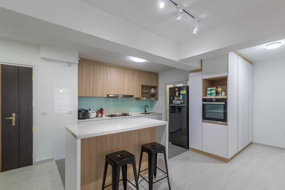 Contemporary Kitchen with Countertop and Vinyl Flooring