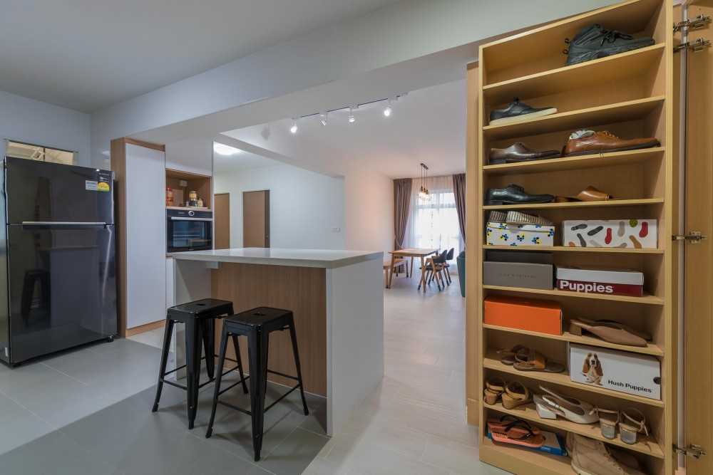 Contemporary Living Room with Vinyl Flooring and Homogeneous Tiles