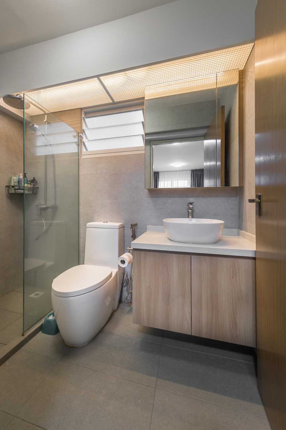 Contemporary Bathroom with Homogeneous Tiles and Mirror