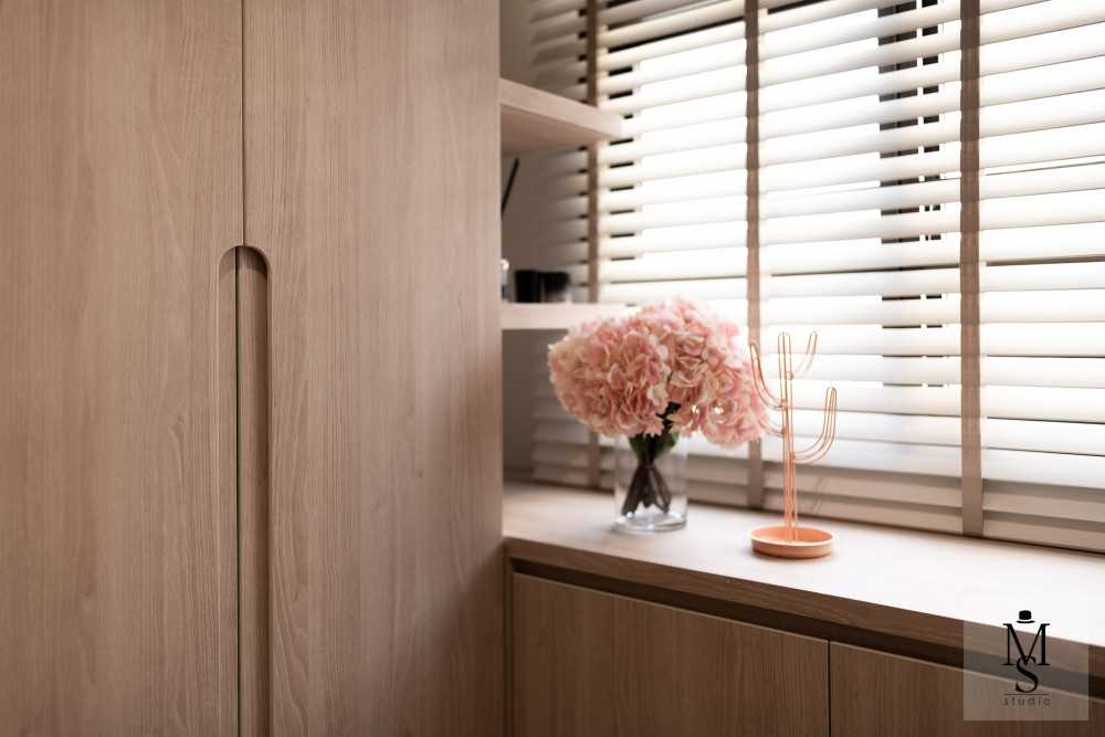 Scandinavian Walk-in Wardrobe with Mirror and Wardrobe