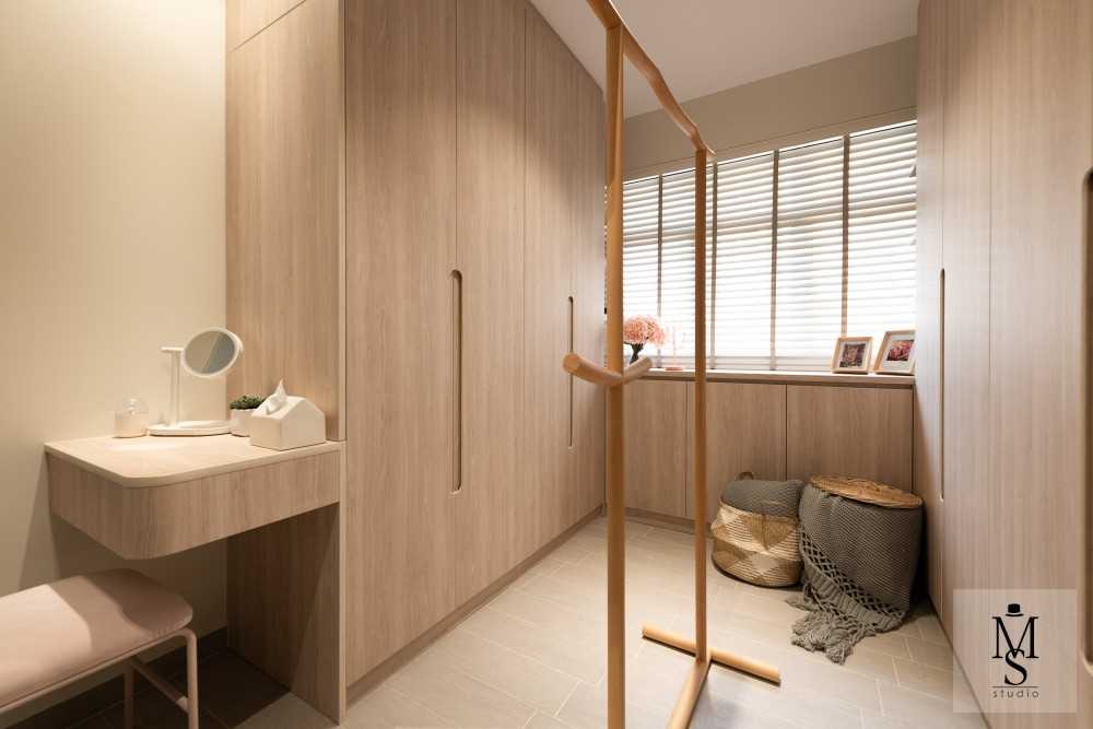 Scandinavian Walk-in Wardrobe with Mirror and Wardrobe