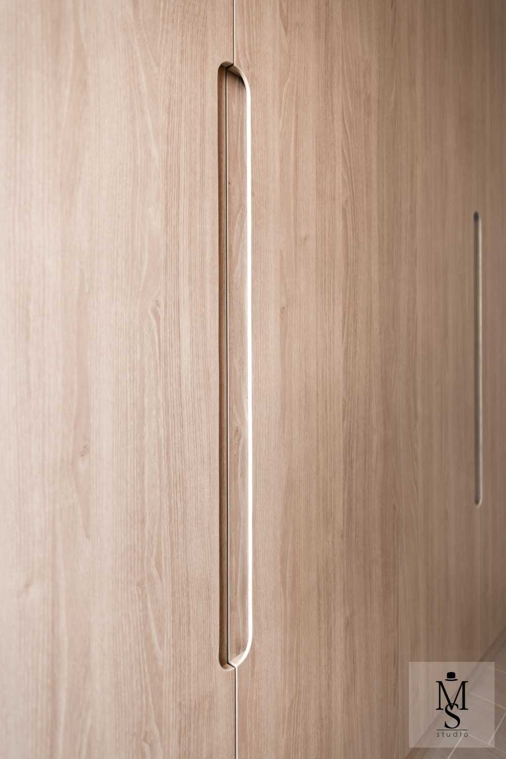 Scandinavian Walk-in Wardrobe with Mirror and Wardrobe